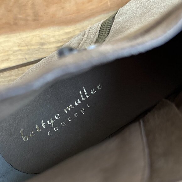 Bettye Muller Tan Suede Trinity Ankle Boot NEW 9.5 Bee Comfortable - Picture 5 of 8